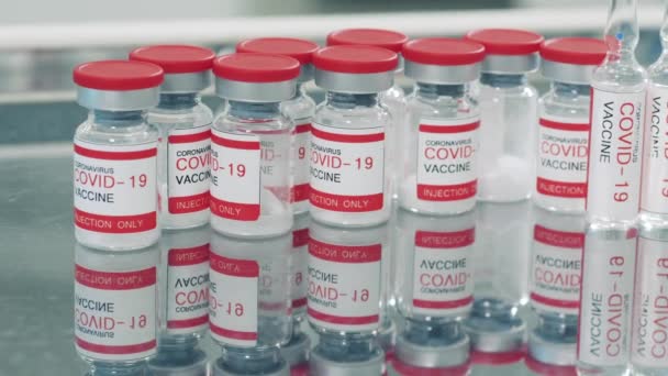 Többszöri adag coronavirus vakcina injekciós üvegben — Stock videók