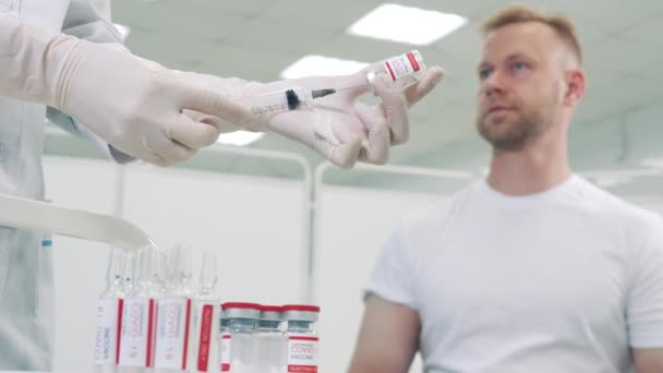 Muž je očkován proti koronaviru. — Stock video