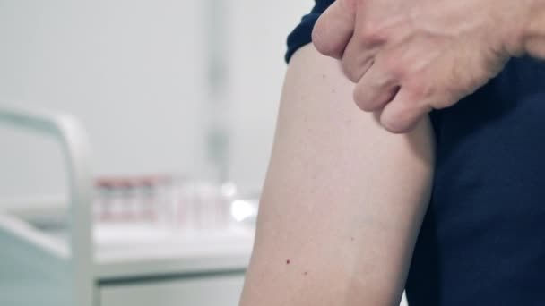 Gros plan du bras masculin qui se fait injecter un vaccin — Video