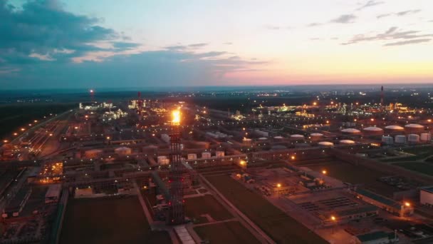 Завод по переработке нефти снят сверху на закате — стоковое видео