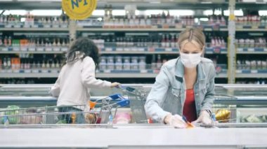 Yüz maskeli bir bayan süpermarketten dondurulmuş yiyecek alıyor. Müşteri, yiyecek, market, süpermarket....