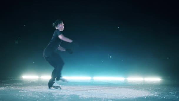 スケートしながらジャンプする若い女の子のスローモーション — ストック動画