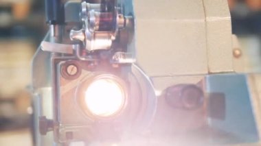 Işık parlayan eski moda film projektörü.
