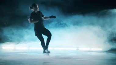 Bir kız ağır çekimde kayarken zıplıyor