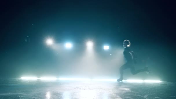 Rinque de gelo com uma garota pulando em câmera lenta — Vídeo de Stock