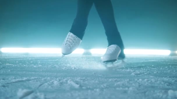 Zbliżenie nogi łyżwiarzy podczas przędzenia na lodzie — Wideo stockowe
