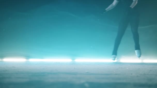 Łyżwiarka figurowa zatrzymuje się na lodowisku — Wideo stockowe