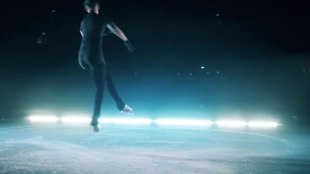 Movimento lento de um patinador artístico fazendo um único salto — Vídeo de Stock