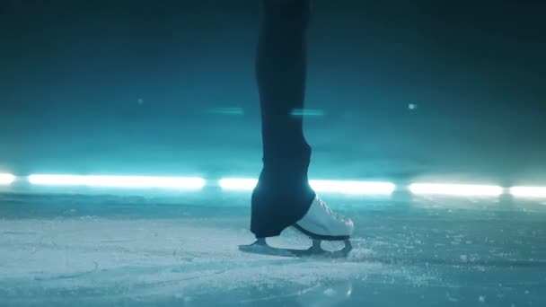 얼음 위에서 슬로우 모션으로 회전하는 스케이트를 클로즈업 — 비디오