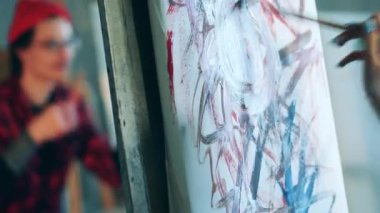 Resim dersi sırasında resmedilen soyut bir resimli tuval.