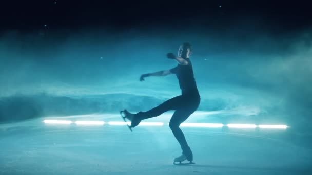 Gerakan lambat dari seorang tokoh skater berputar di atas es — Stok Video