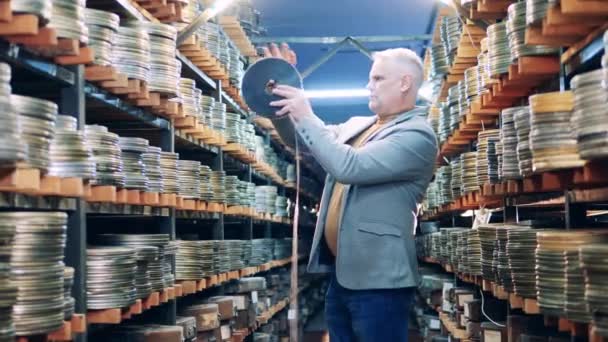 Un archiviste inspecte des bandes de films vintage — Video