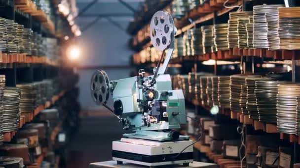 Retro, conceito de tecnologia vintage. Projetor de filme antiquado no arquivo de cinema — Vídeo de Stock