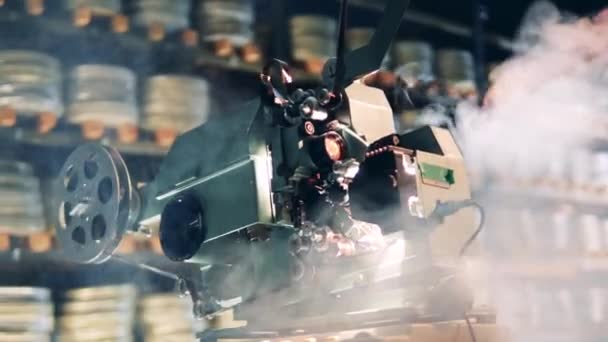 Old-fashioned movie projector in the clouds of smoke — Stock Video