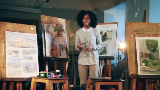 Afroamerykanka organizuje lekcję sztuki. Koncepcja edukacji artystycznej. — Wideo stockowe