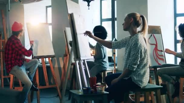 Lição de arte realizada por um artista masculino para um grupo de senhoras — Vídeo de Stock