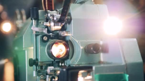 Vintage bioscoop projector tijdens het demonstreren van een film. Retro, vintage technologie concept. — Stockvideo