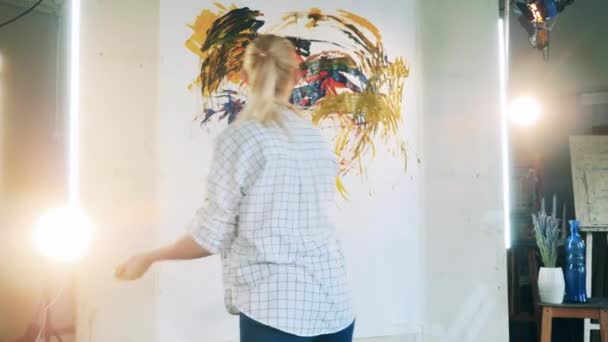 Blond vrouw schildert met haar handen als kunsttherapie — Stockvideo