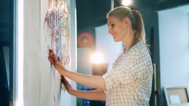 Schilderij vrouw lacht tijdens kunst-therapie sessie — Stockvideo