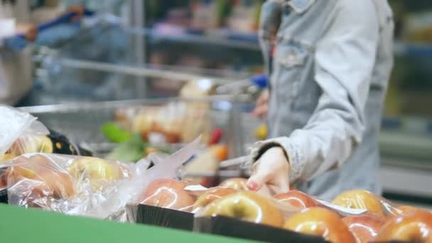 Les fruits du supermarché sont ramassés acheter une femme — Video