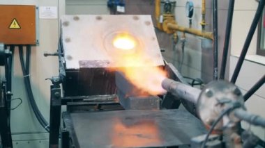 Metal blok endüstriyel bir yakıcı tarafından ısıtılıyor