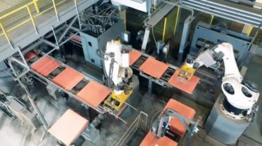 Nakliye robotları fabrikadaki bakır plakalarla çalışıyor.