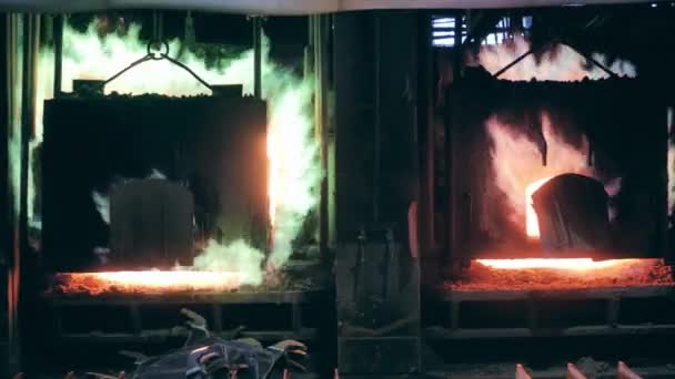 Industriële ovens met vlammen van verschillende kleuren — Stockvideo