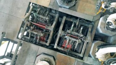 Robot makineler bakır çarşafları büküyor ve yerlerini değiştiriyor.