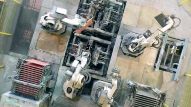 Bakır levhaları taşıyan biyonik mekanizmaların üst görünümü