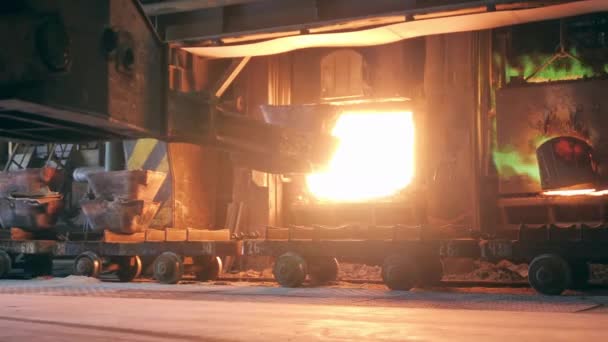 Endüstriyel mekanizma metali fırına yüklüyor. — Stok video