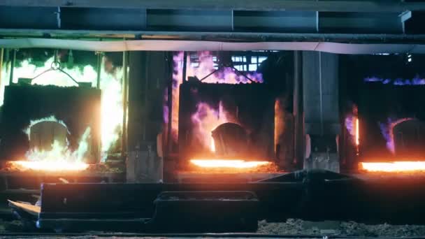 Mijnbouw ovens met metaal krijgen smelt binnenin — Stockvideo