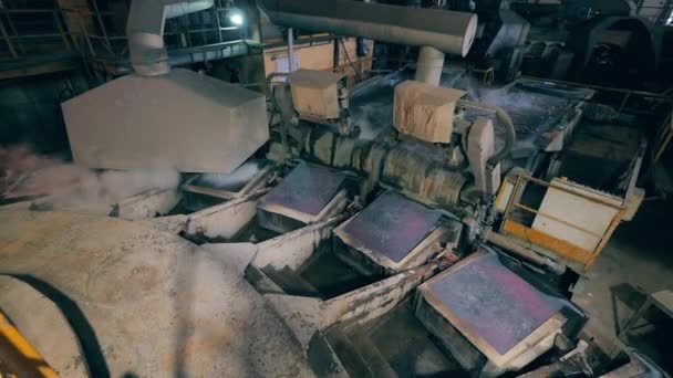 Unité d'usine avec plaques de cuivre immergées dans un liquide chaud — Video