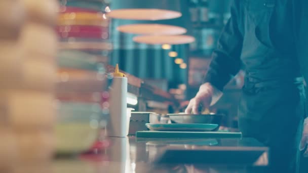 Salad is getting laid out onto the plate in the restaurant — Stock Video