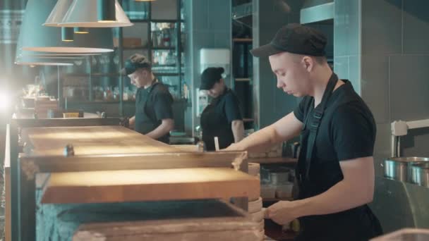 Laget av kockar bakom disken i restaurangen — Stockvideo