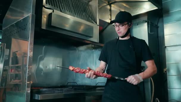 Homme cuisinier prépare la viande sur une brochette pour le barbecue — Video
