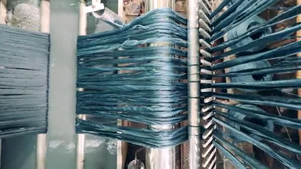 El hilado se lava mientras pasa por la máquina de la fábrica — Vídeos de Stock