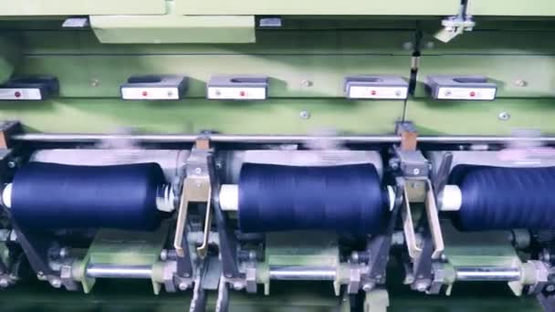 Bobine con fili colorati installate nel meccanismo di cucito. Produzione tessile, concetto di produzione di abbigliamento. — Video Stock