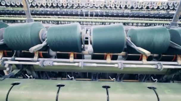 Mecanismo de costura industrial con carretes giratorios. Producción textil, concepto de fabricación de ropa. — Vídeos de Stock