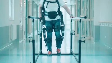 Egzositli erkek hasta hastane boyunca tek başına yürüyor.