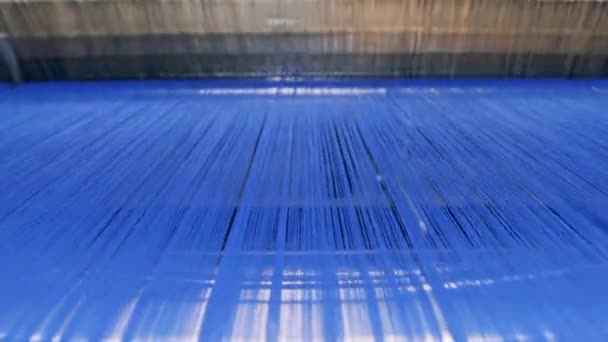 Mecanismo industrial con hilos azules utilizados para tejer — Vídeos de Stock