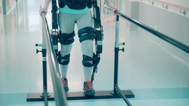 Gehandicapte patiënt leert lopen in het ziekenhuis — Stockvideo