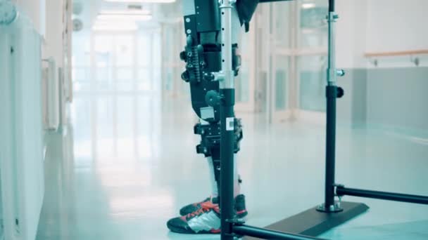 Le patient handicapé se déplace dans l'exosquelette — Video