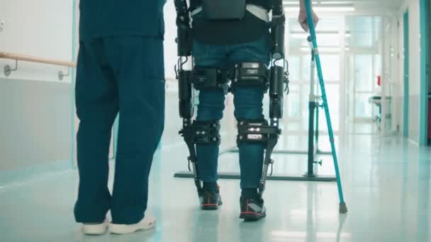 Trabalhadores médicos estão ajudando um paciente a andar no exosuit — Vídeo de Stock