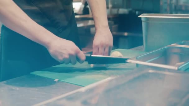 Cebola está sendo cortada por um trabalhador de restaurante — Vídeo de Stock