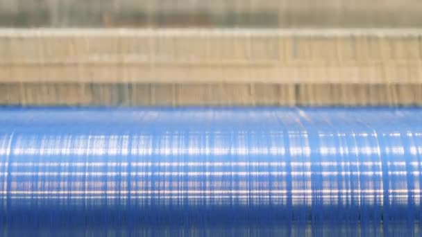 繊維生産、服製造コンセプト。産業機織りプロセス中の青い糸 — ストック動画