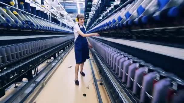 Textilarbeiter holen extra Fäden aus den Fabrikmaschinen. Textilproduktion, Konzept zur Bekleidungsherstellung. — Stockvideo