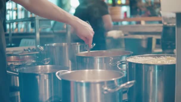 Jídlo se míchá v hliníkových květináčích od kuchaře — Stock video