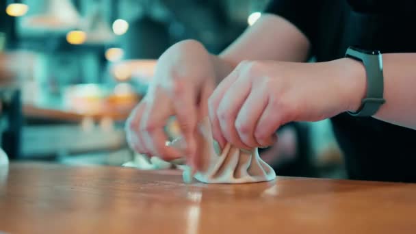 Zbliżenie pierogów ukształtowanych przez pracownika restauracji — Wideo stockowe