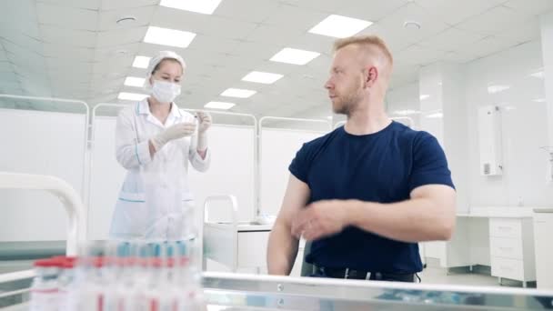 Une femme médecin vaccine un patient dans une chambre d'hôpital — Video