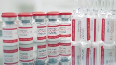 Aşılarla dolu çoklu enjeksiyon ampulleri